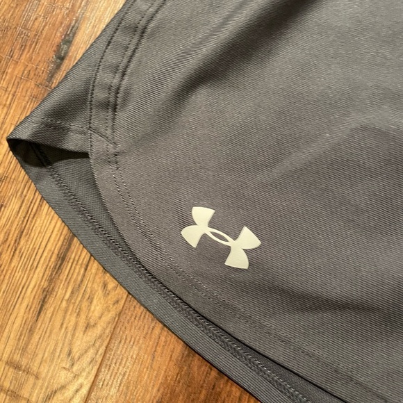 UNDER ARMOUR ATHLETIC SHORT - Picture 2 of 2